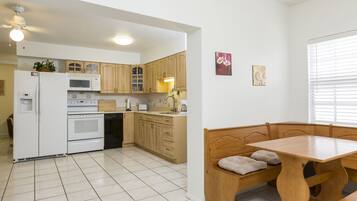 Rumah, 3 kamar tidur, kolam renang pribadi (Vacation Home) | Dapur pribadi | Lemari es besar, microwave, oven, dan kompor