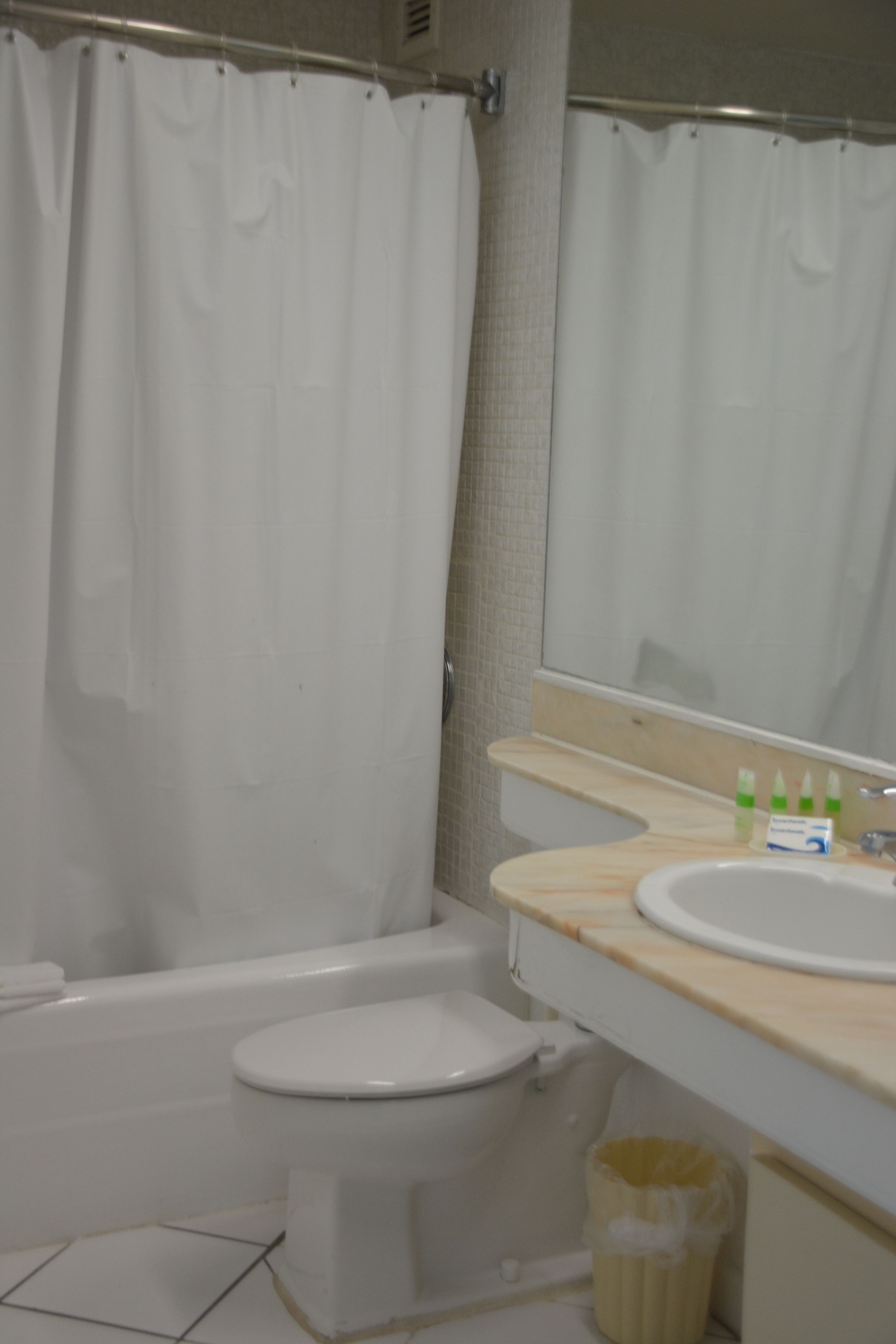 Une salle de bain avec une baignoire, des toilettes et un lavabo.