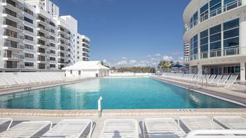 Alberca al aire libre, acceso de 08:00 a 20:00, y camastros