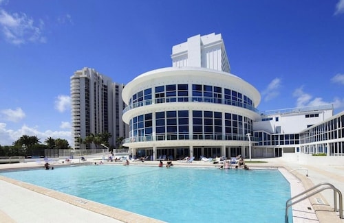 New Point Miami Beach Apartments