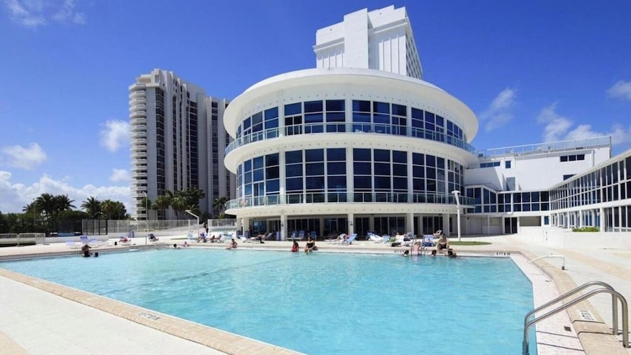 New Point Miami Beach Apartments