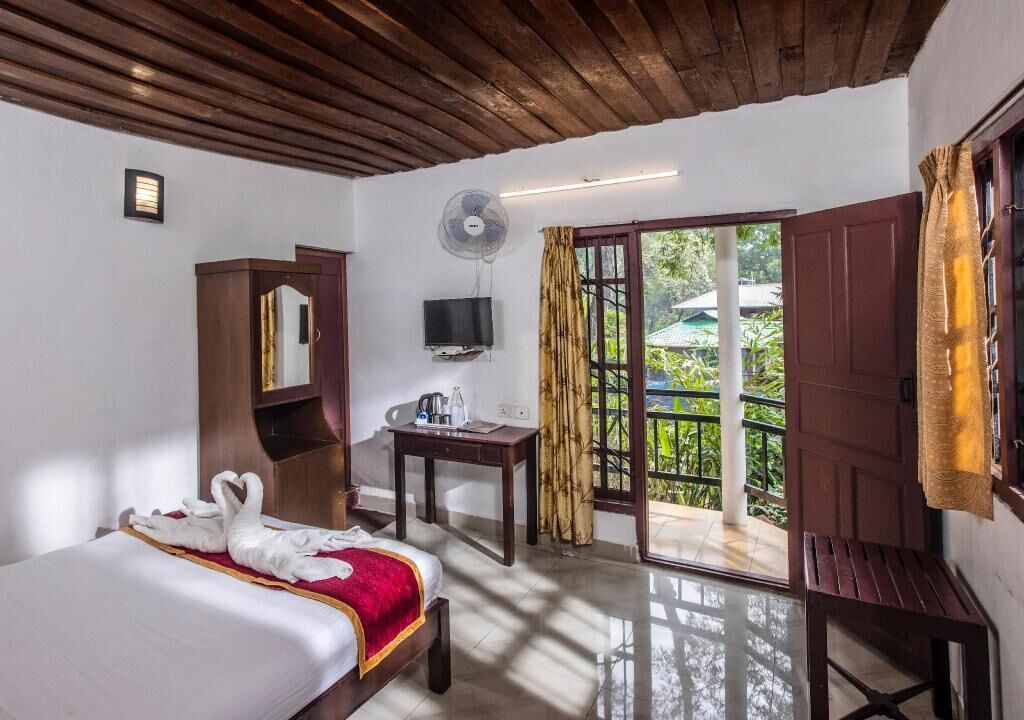 Premium bedding, in-room safe, individually decorated