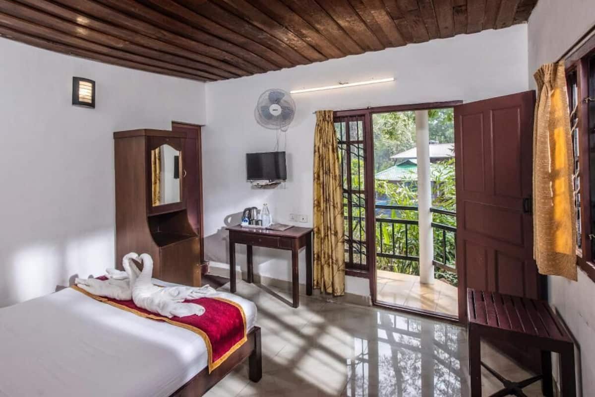 Premium bedding, in-room safe, individually decorated