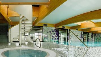 Kolam renang indoor, dengan kursi berjemur