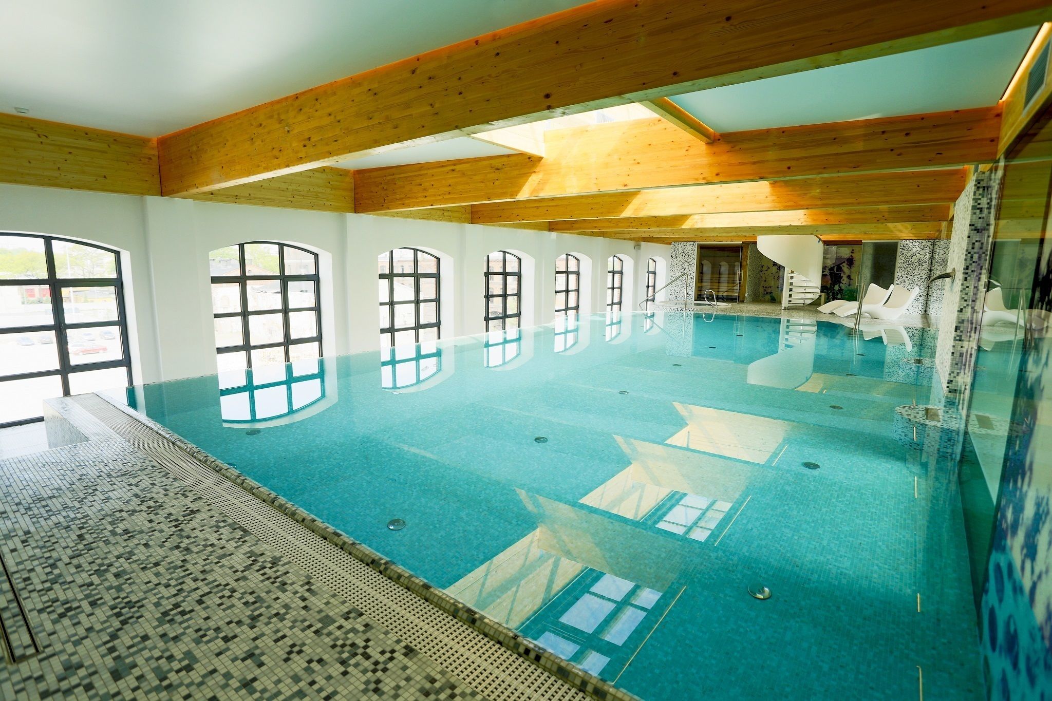 Kolam renang indoor, dengan kursi berjemur