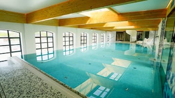 Kolam renang indoor, dengan kursi berjemur