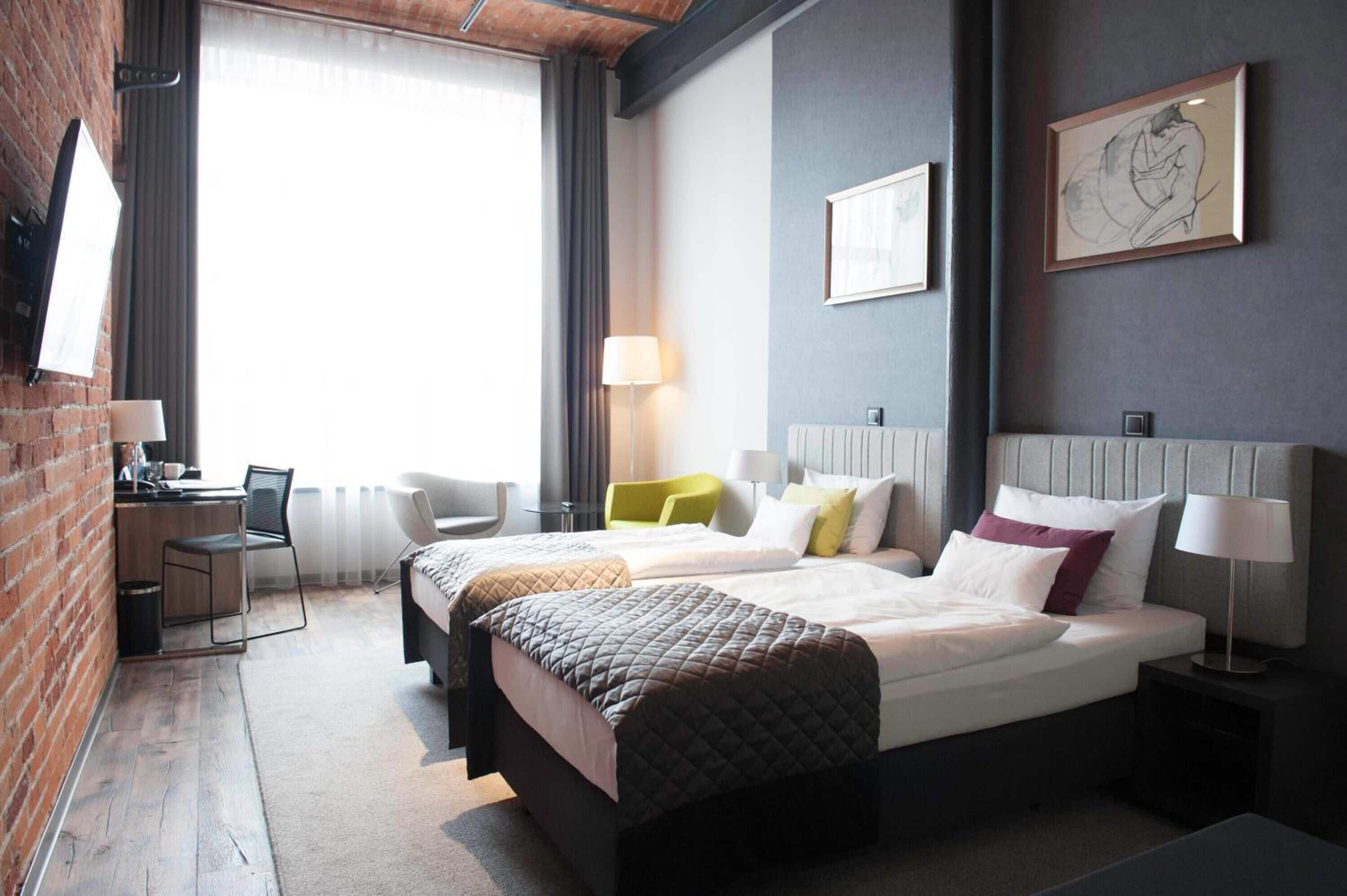 خزنة داخل الغرفة ومكتب وتجهيزات عازلة للصوت ومكواة/لوح كي