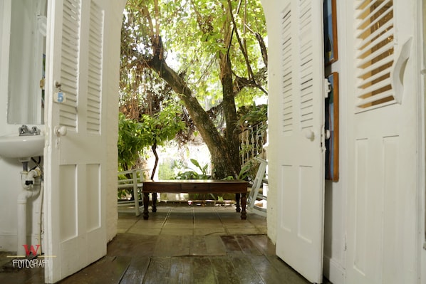 Old Pool Room - Courtyard | Premium bedding, soundproofing, free WiFi, bed sheets - Hotel Florita (Jacmel)