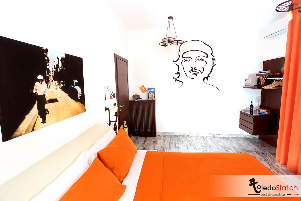 Deluxe kamer | Luxe beddengoed, pillowtop-bedden, een minibar, een bureau