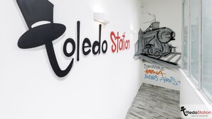 A wall with the text "Toledo Station" and a drawing of a train. - Toledo station Bed & breakfast (Naples)