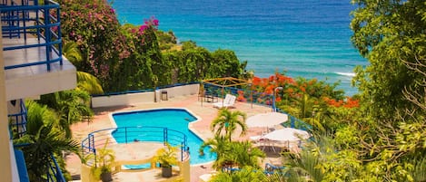 Una piscina al aire libre, una piscina con cascada