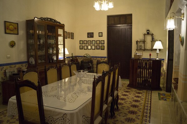 Breakfast and dinner served, Mexican cuisine - Casa Marlene by Casa Tía Micha (Valladolid)