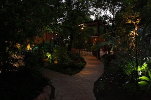 A garden pathway leading to a gazebo. - Casa Marlene by Casa Tía Micha (Valladolid)