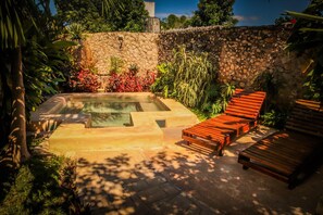 Ulkouima-allas, aurinkotuoleja