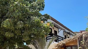 A building with a sign reading 'Villa Chic' and a wooden door. - Villa Chic Pousada (Jijoca de Jericoacoara)
