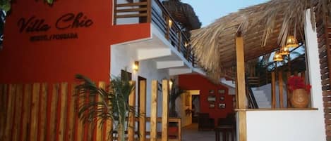 Boendets fasad - kväll/natt