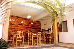 Comedor con muebles de madera e iluminación colgante.