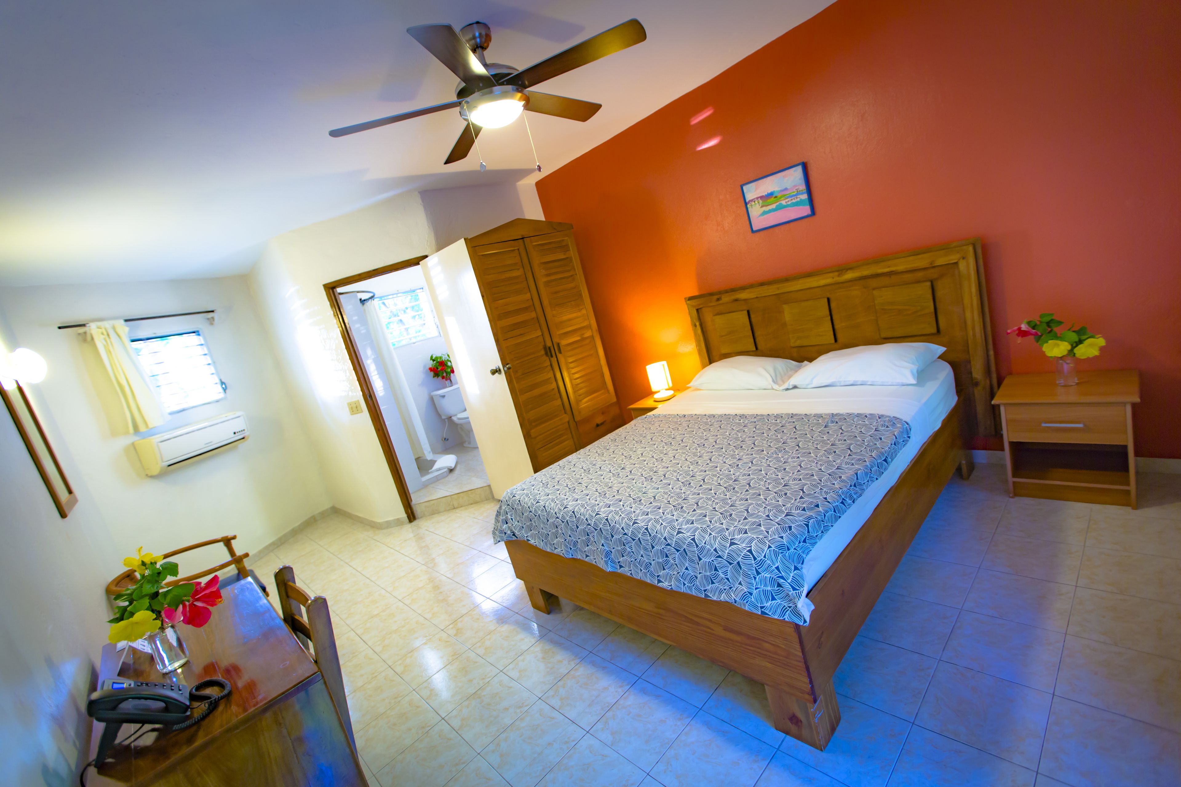 room, 1 queen bed (with air conditioning) | 1 bedroom, free wifi, bed sheets