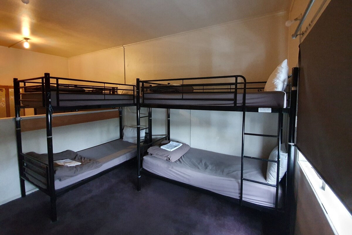 Asrama Umum (8 Beds) | Setrika/meja setrika, Wi-Fi gratis, dan seprai linen