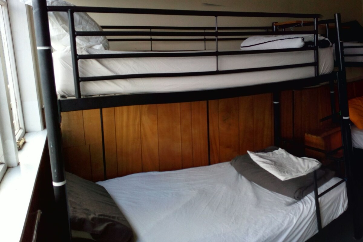 Asrama Umum (4 Beds) | Setrika/meja setrika, Wi-Fi gratis, dan seprai linen