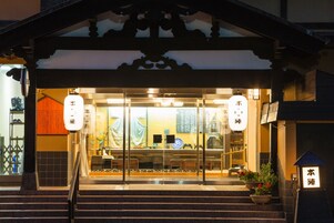 Fachada del alojamiento - Noche