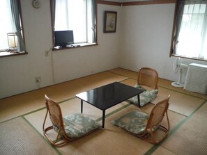 Traditionele kamer, gemeenschappelijke badkamer (Japanese-Style) | 1 slaapkamer, een bureau, verduisterende gordijnen, gratis wifi