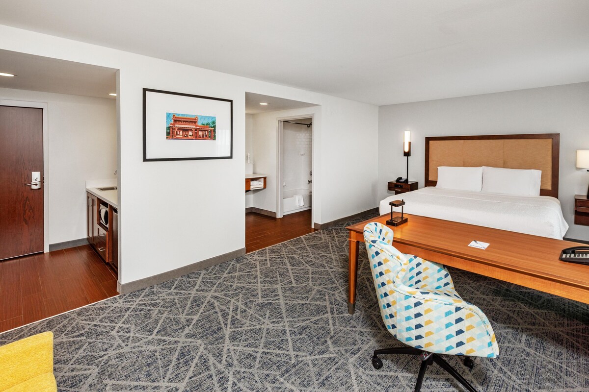 Studio, 1 King Bed, Non Smoking, Refrigerator & Microwave