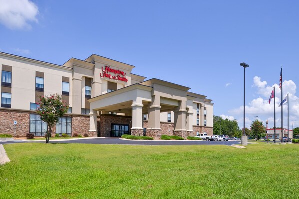 A Hampton Inn & Suites hotel with a modern facade, large windows, and a well-maintained lawn. - Hampton Inn & Suites by Hilton Lonoke (Lonoke)