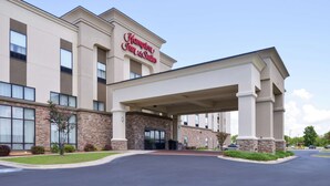 A Hampton Inn & Suites hotel with a covered entrance, stone facade, and large windows. - Hampton Inn & Suites by Hilton Lonoke (Lonoke)