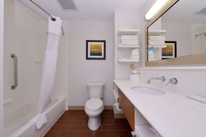 Bathtub, bathrobes, towels - Hampton Inn & Suites by Hilton Lonoke (Lonoke)