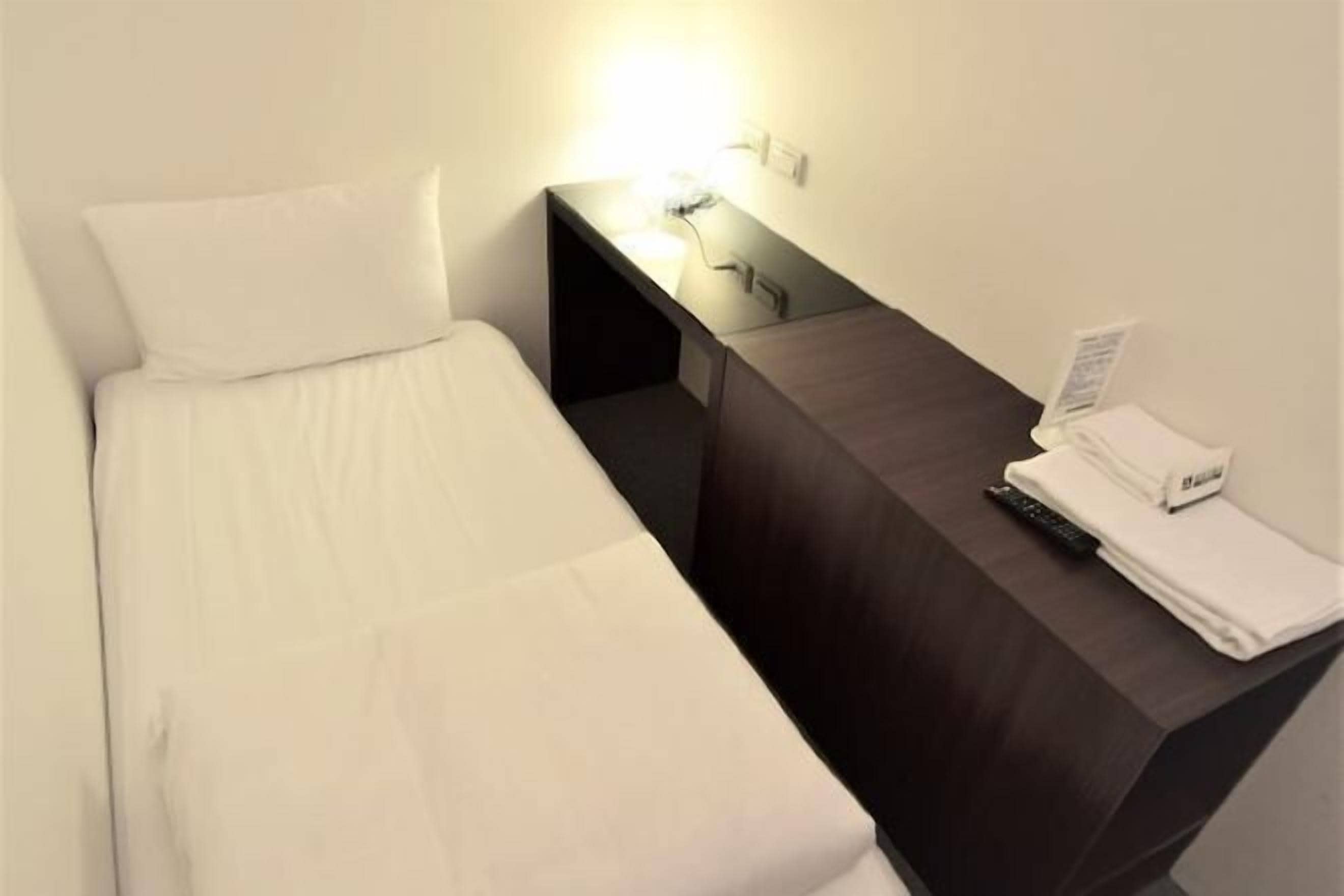 羽绒被、办公桌、免费 WiFi、床单