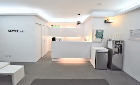 Cubrecamas, escritorio, wifi gratis y ropa de cama