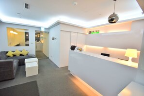 Lobby sitting area - Inn Cube Ximen (Taipei)