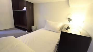 Triple Room, Shared Bathroom | Down duvets, desk, free WiFi, bed sheets