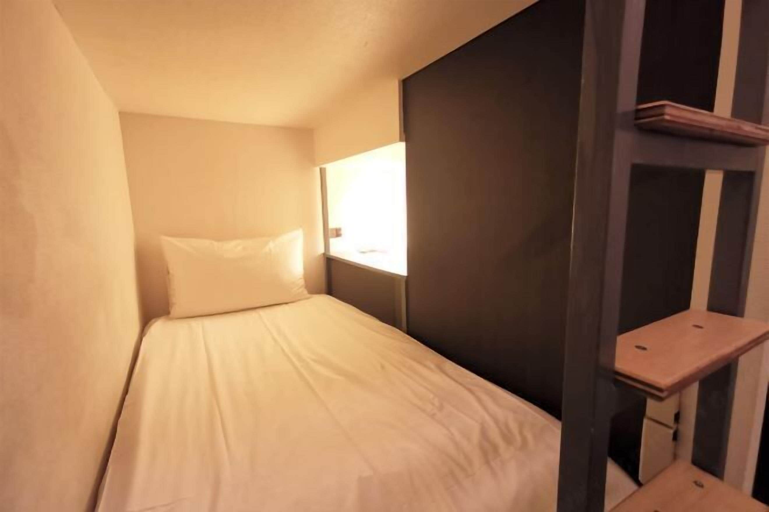 羽绒被、办公桌、免费 WiFi、床单