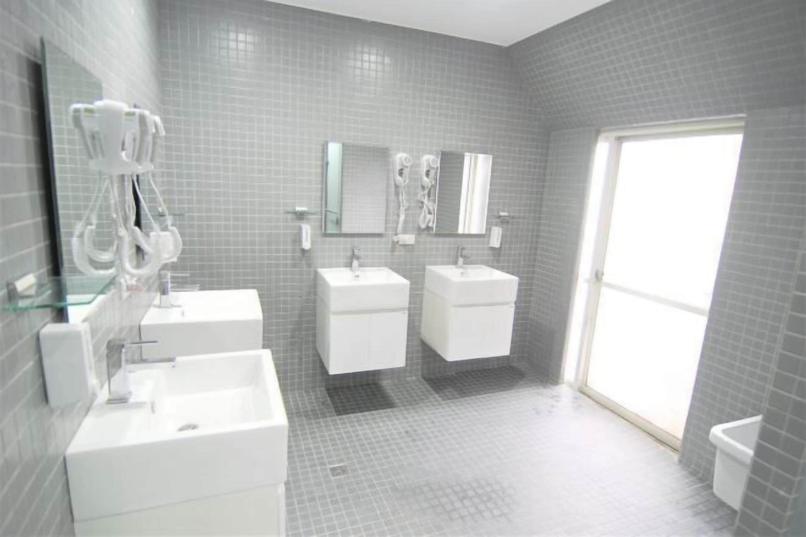 吹风机、拖鞋、电子马桶、毛巾