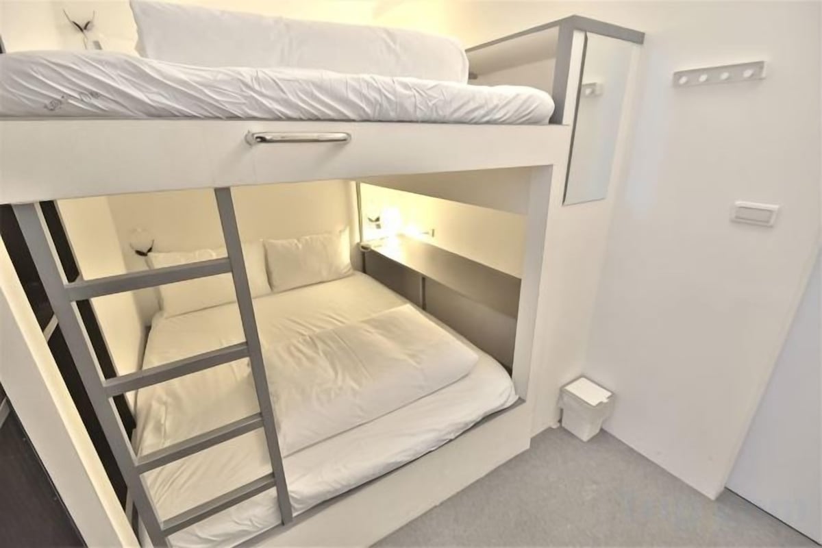 Down duvets, desk, free WiFi, bed sheets
