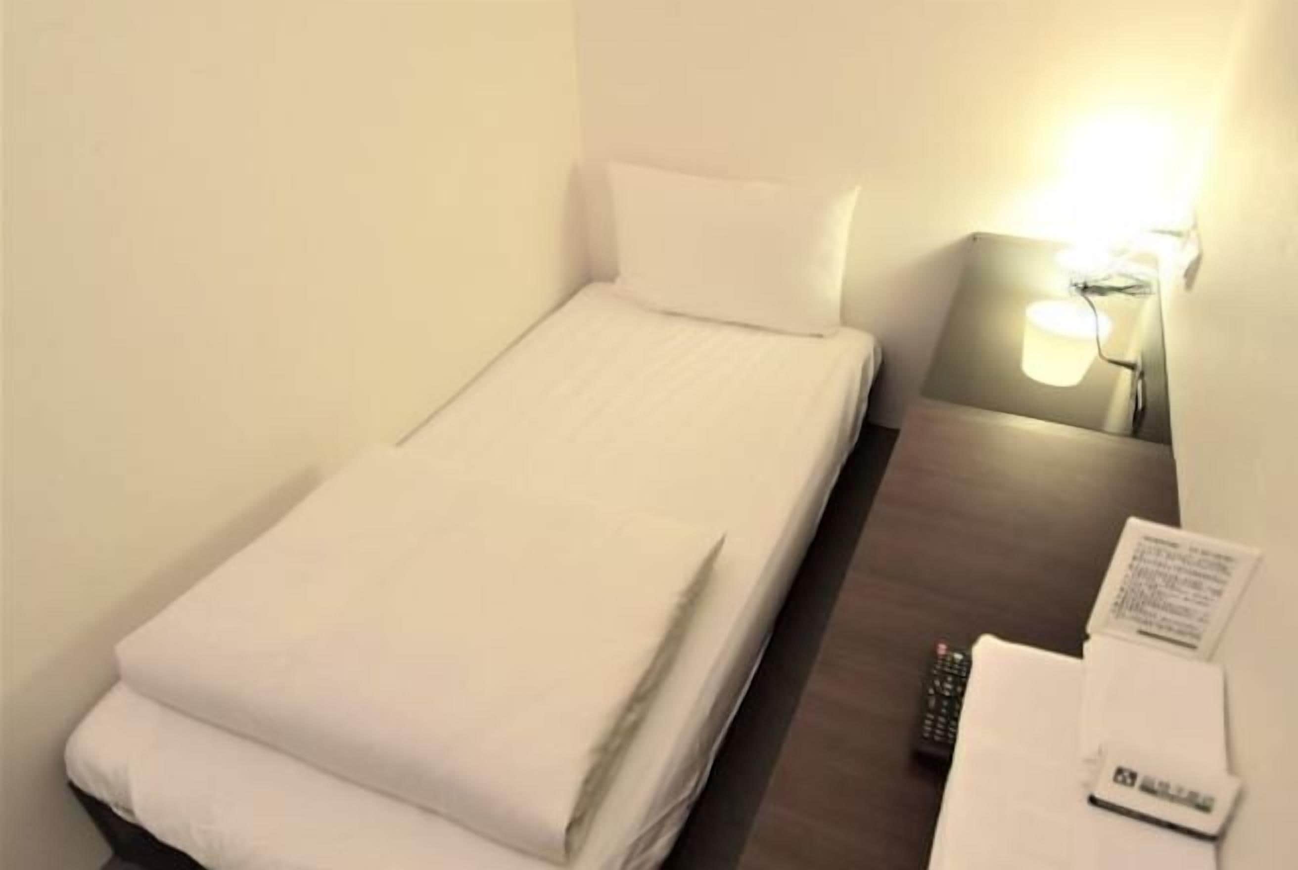 羽绒被、办公桌、免费 WiFi、床单