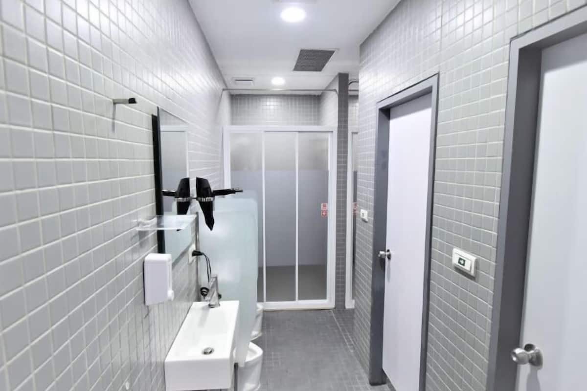 Secador de cabelo, chinelos, vasos sanitários com bidê eletrônico