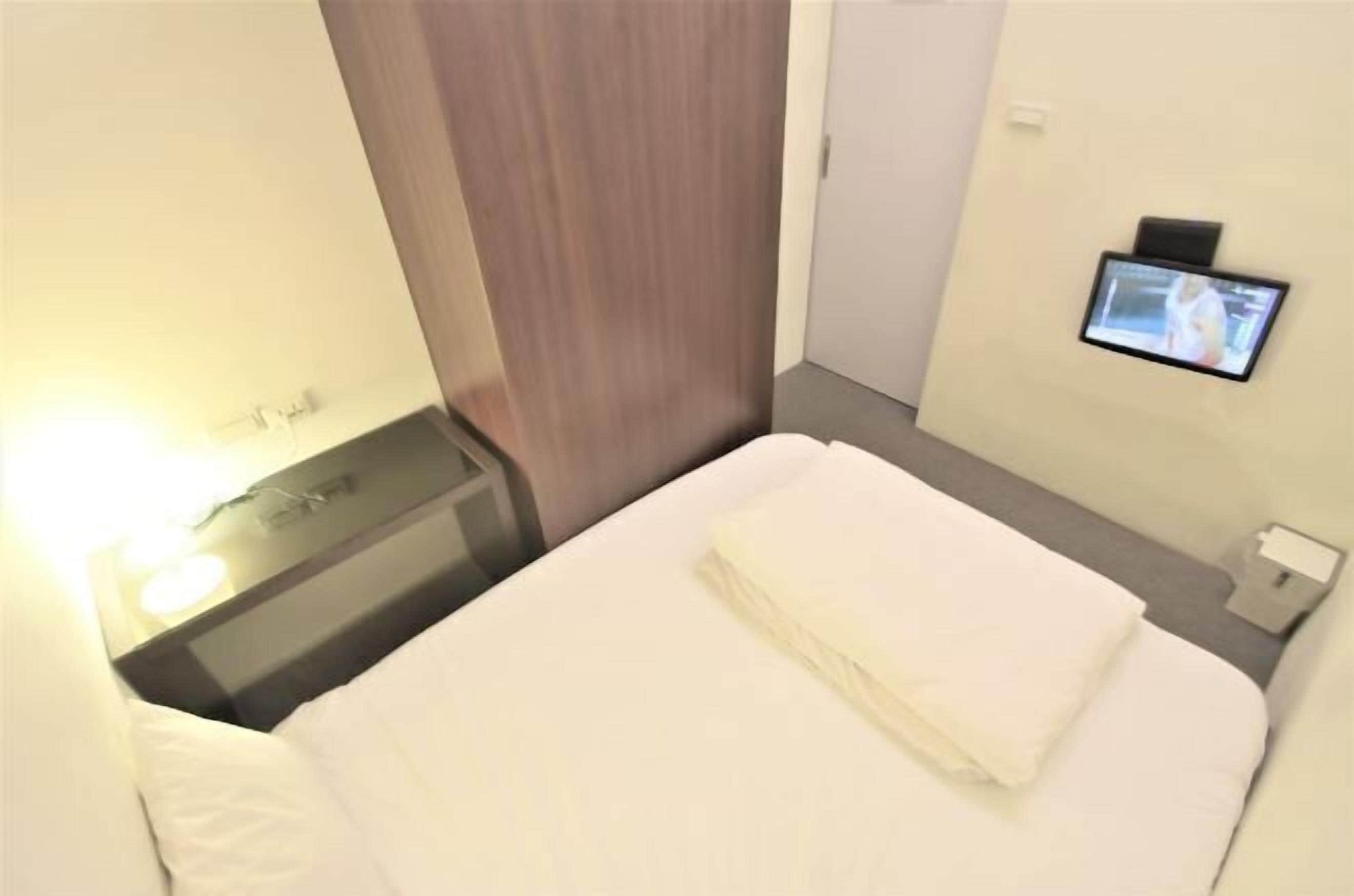 羽绒被、办公桌、免费 WiFi、床单