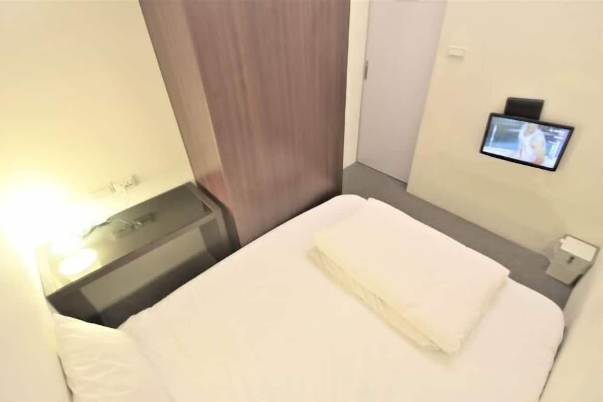 Down duvets, desk, free WiFi, bed sheets