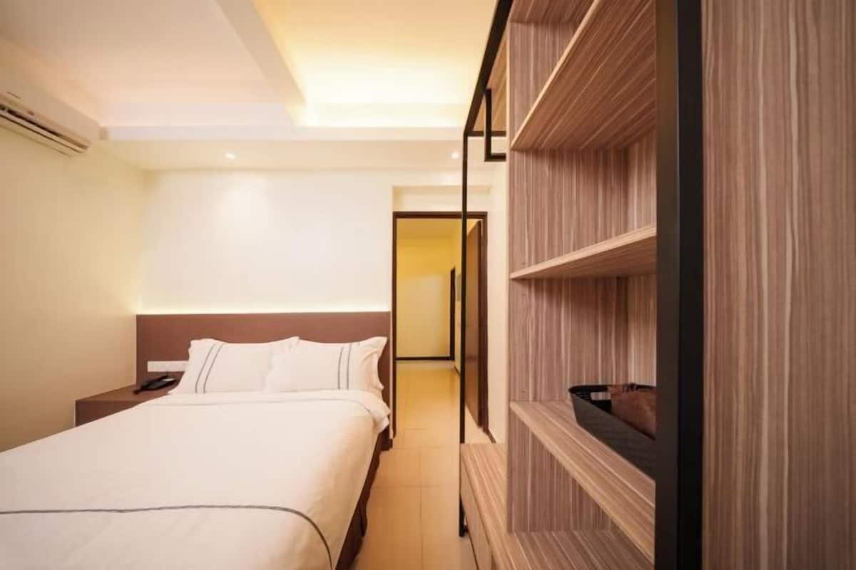 1 bedroom, premium bedding, in-room safe, laptop workspace