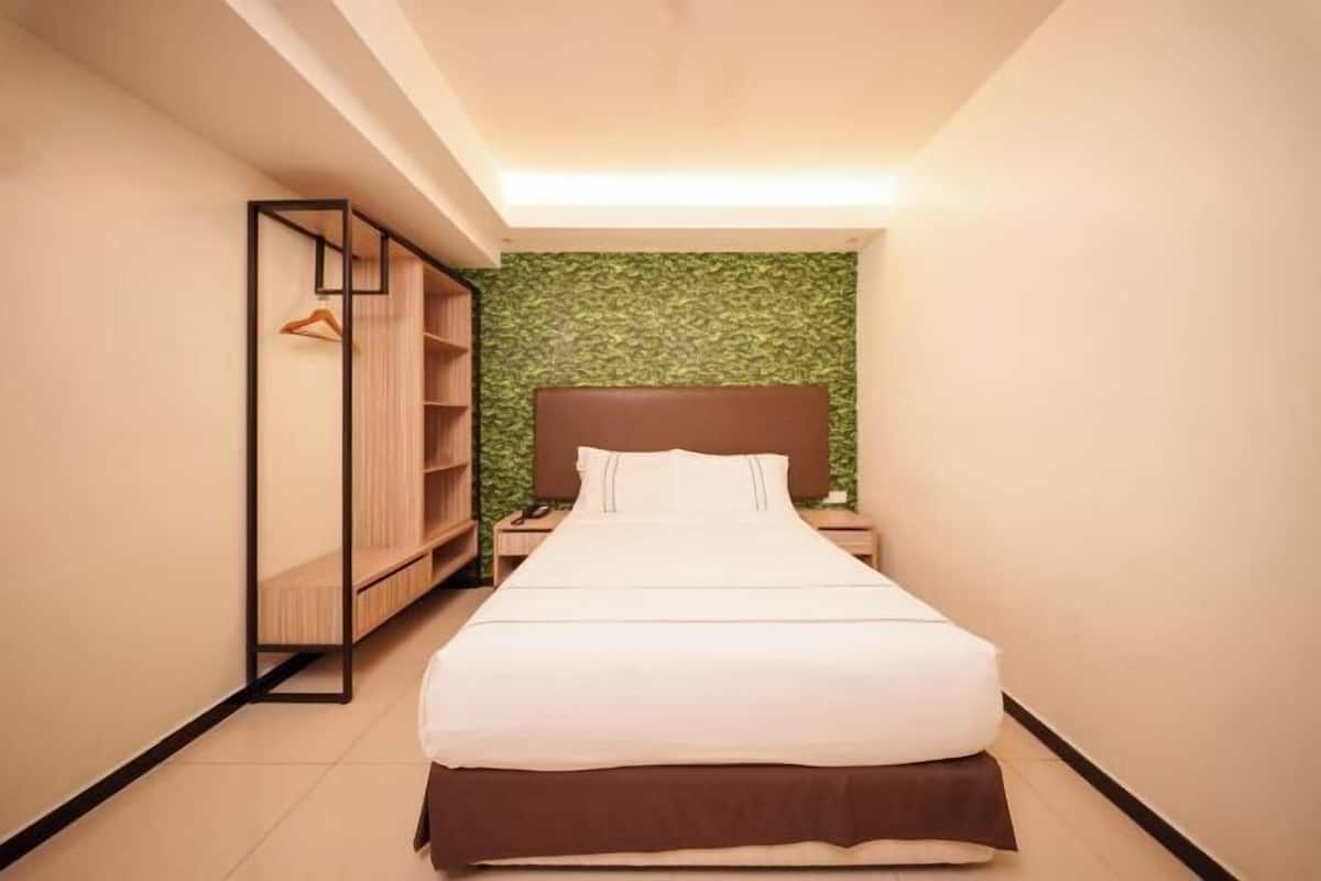 1 bedroom, premium bedding, in-room safe, laptop workspace