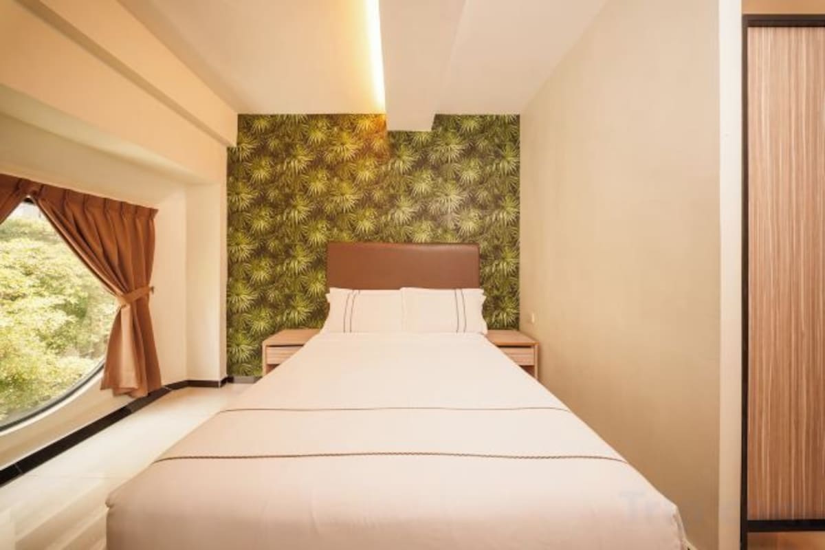 1 bedroom, premium bedding, in-room safe, laptop workspace