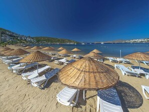 Privat strand, solstolar och parasoller