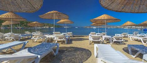 Plage privée, chaise longue, parasol