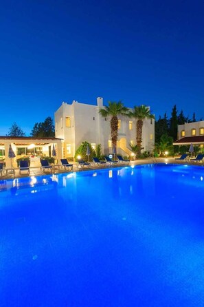 Außenpool (je nach Saison geöffnet), Sonnenschirme, Liegestühle