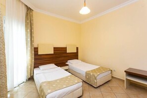 Zimmersafe, Bügeleisen/Bügelbrett, kostenlose Babybetten