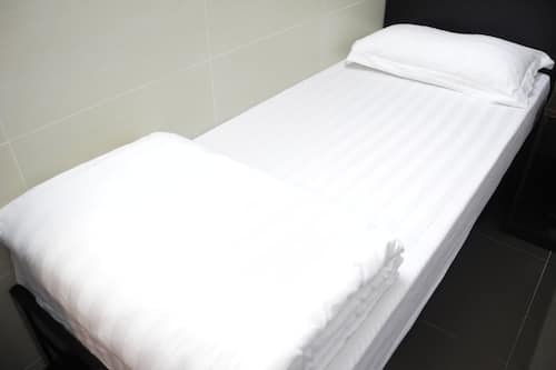 Cortinas blackout, wifi gratis y ropa de cama