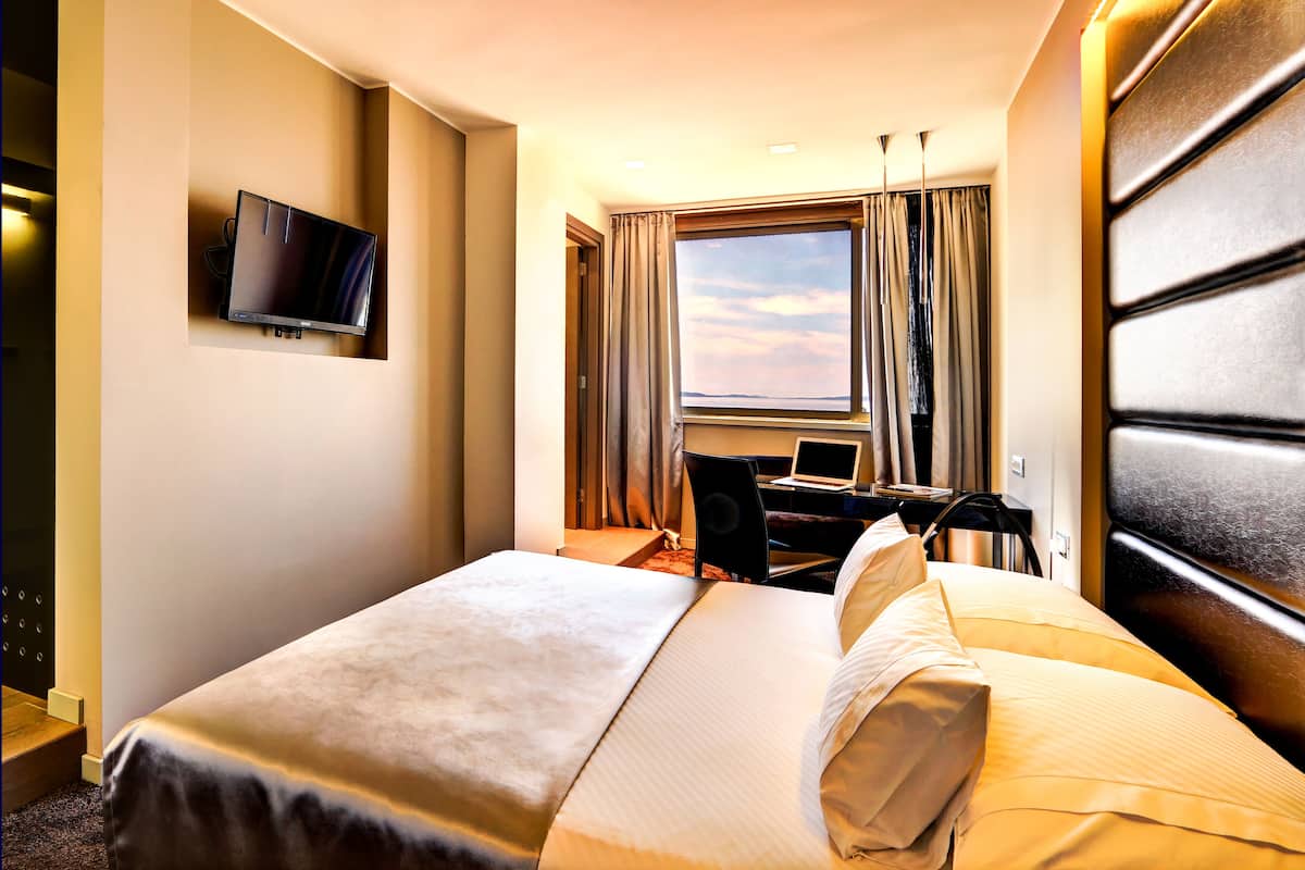 Habitación doble superior, vista al mar | 1 habitación, ropa de cama de alta calidad y minibar